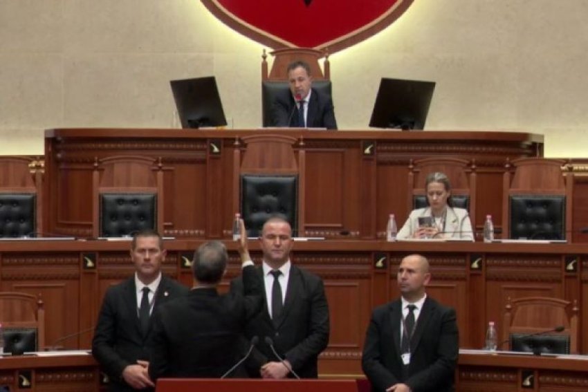 Luçiano Boçi u përjashtua nga seanca plenare në Kuvend pas bllokimit të foltores dhe përplasjeve me kryetarin Niko Peleshi.