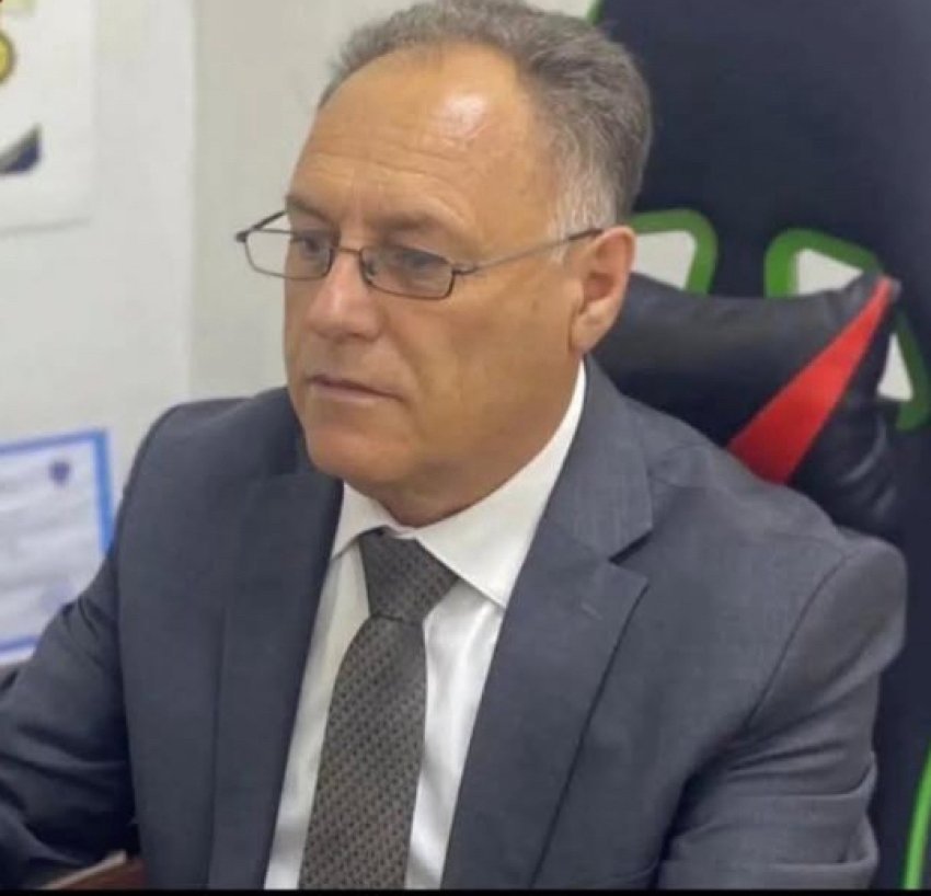 Akademiku Rexhep Qosja është varrosur në një ceremoni private familjare, ashtu siç kishte kërkuar në amanetin e tij.