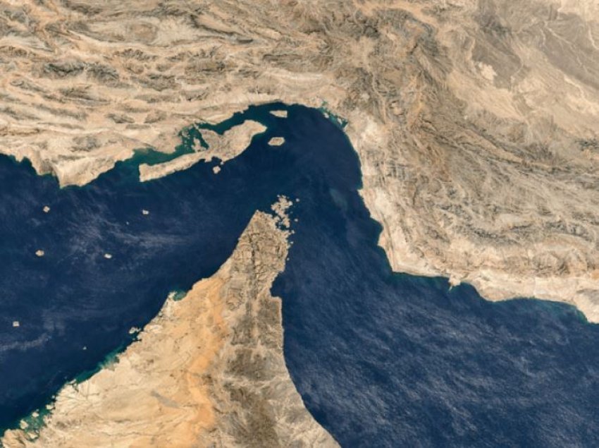 Irani ka depozituar të ardhurat e para nga tarifat e kalimit në Ngushticën e Hormuzit në Bankën Qendrore.