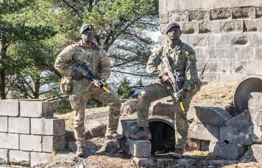 Oficeri i FSK-së nderohet në Mbretërinë e Bashkuar për performancë të shkëlqyer