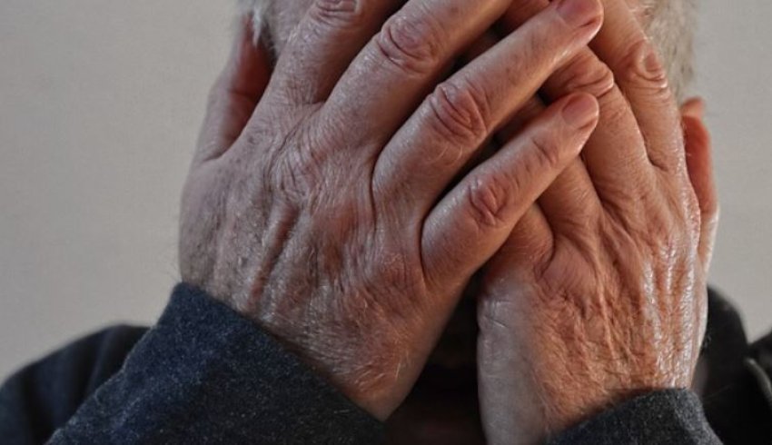 Djali kërcënon babain dhe thyen derën në Podujevë, ndalohet nga policia