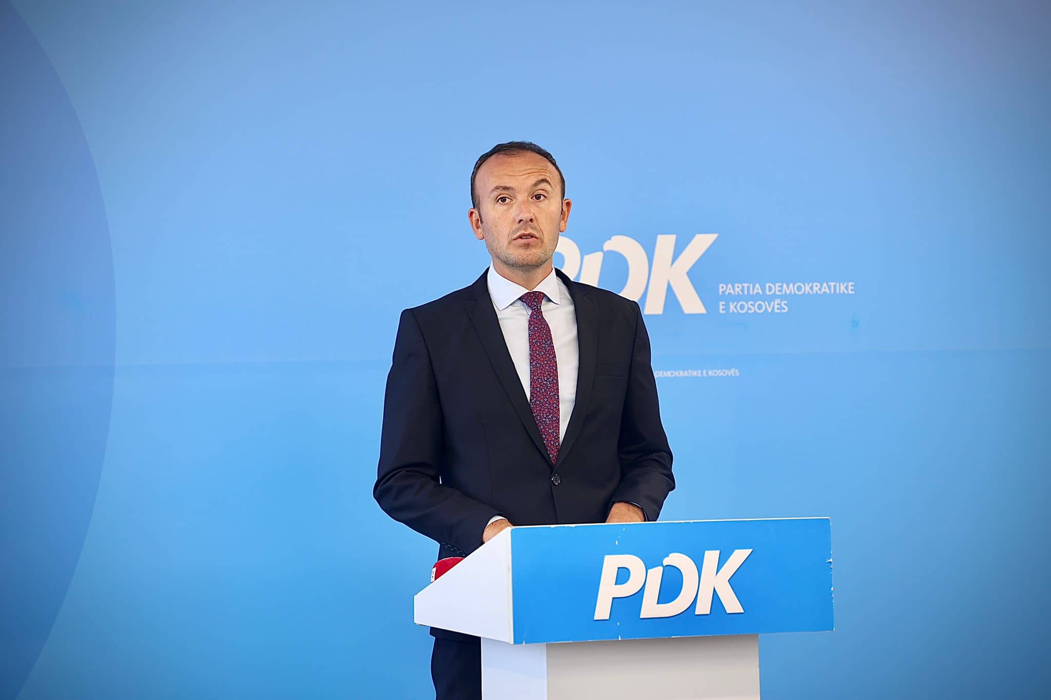 Kritikë e ashpër ndaj Kurtit për trajtimin e pozitave shtetërore dhe ofertat ndaj opozitës