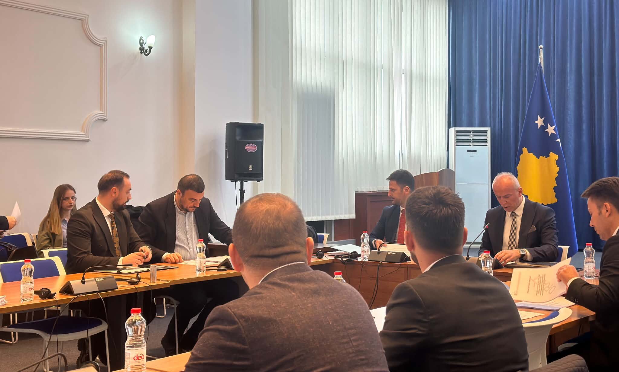 Në dëgjimin publik për Projektligjin e Byrosë munguan deputetët e opozitës, ndërsa zëvendëskryetari i Komisionit për Legjislacion, Vigan Qorrolli, deklaroi se opozita nuk e dëshiron këtë ligj në Kosovë.