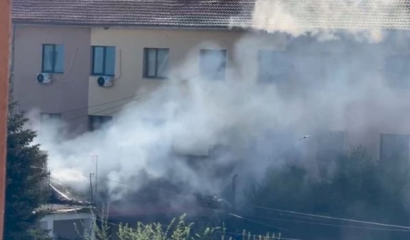 Zjarri në Korçë përfshin banesën, familja shpëton pa dëmtime