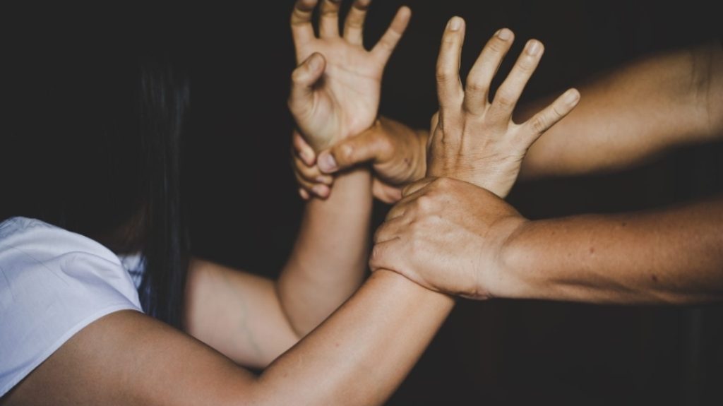 Përplasje e dhunshme mes ish-çiftit në Prishtinë përfundon në polici dhe raste penale