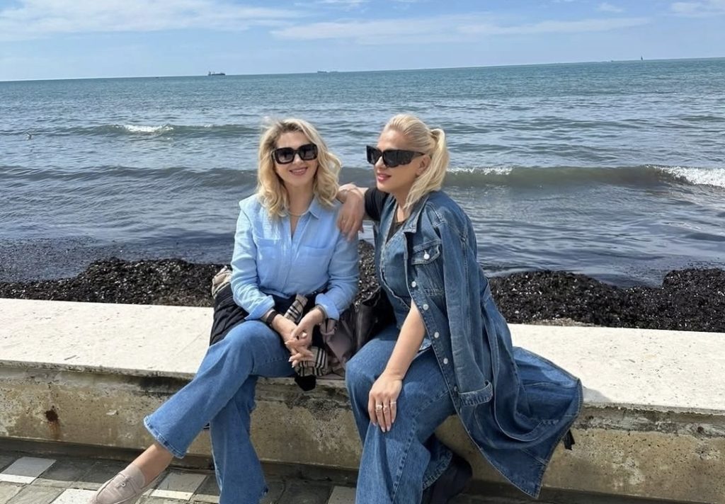 Shyhrete Behluli dhe Gili relaksohen së bashku në bregdet