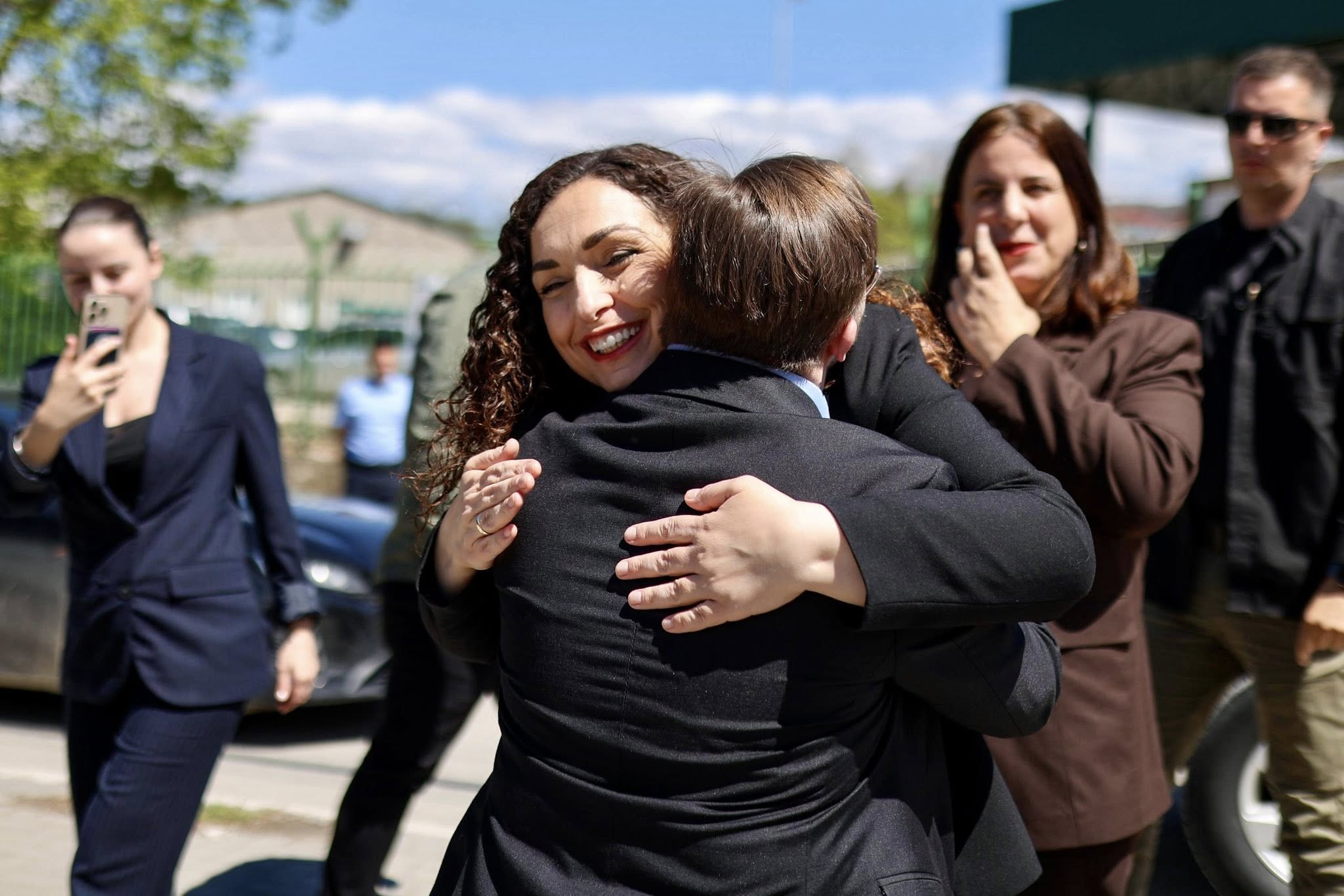 Vjosa Osmani sjell dashuri dhe energji pozitive në Mitrovicë me fëmijët e Down Syndrome Kosova