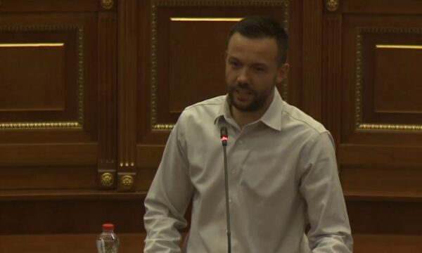 Tahiri akuzon ashpër Dejona Mihalin: “Kryekriminelja që vodhi fitoren në Mitrovicë”