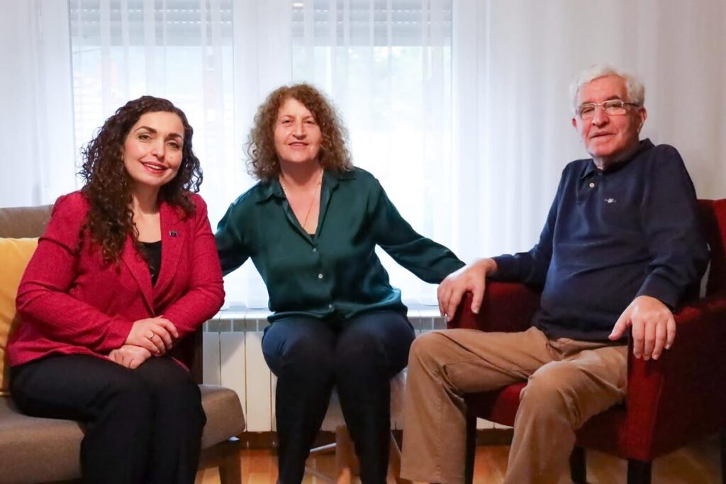 Vjosa Osmani viziton profesor Ramadan Zejnullahun për një bisedë frymëzuese