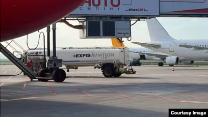 Monopoli 15-vjeçar në furnizimin me karburante në Aeroportin e Prishtinës dhe ndikimet e tij