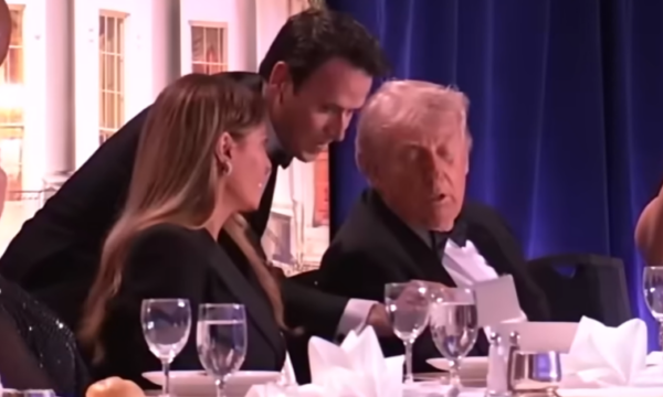 Një person i armatosur është arrestuar pas të shtënave në darkën ku ishte i pranishëm Presidenti Donald Trump.