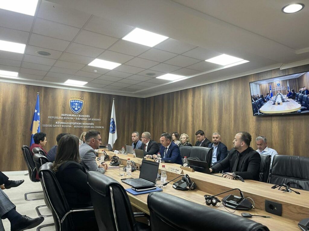 Dështimi i mbledhjes së 365-të të KGjK-së për shkak të mungesës së Besnik Bislimaj, duke shtyrë edhe shpalljen e konkursit për kryetar të Gjykatës Administrative dhe konfirmimin për bashkëpunëtor profesional në Gjykatën Supreme.