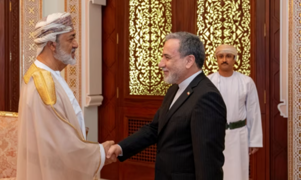Ministri i Jashtëm iranian Abbas Araqchi zhvilloi bisedime në Oman pas anulimit të udhëtimit të zyrtarëve amerikanë në Pakistan.