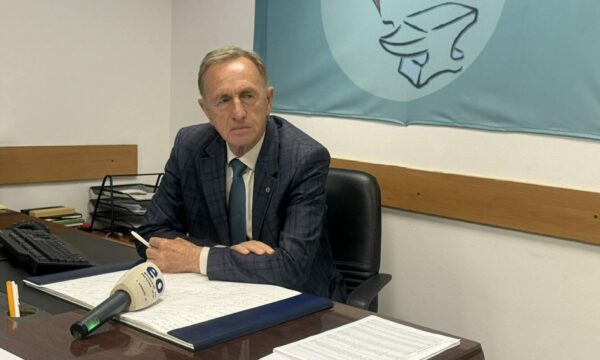 Kriza e punësimit në Kosovë: Pagat e ulëta dhe mungesa e sigurisë nxisin ikjen e të rinjve