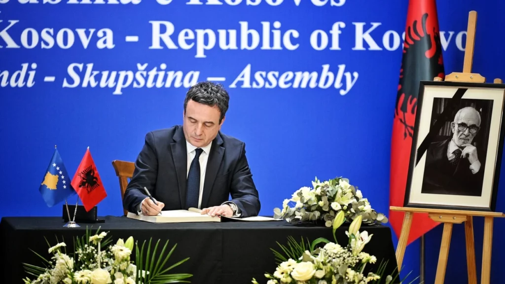 Albin Kurti nderon akademikun Rexhep Qosja pas ndarjes nga jeta