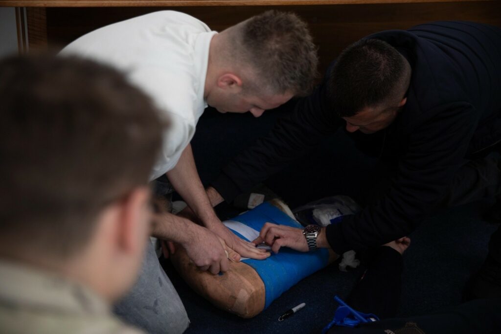 Policia e Kosovës trajnohet nga KFOR-i për emergjenca mjekësore