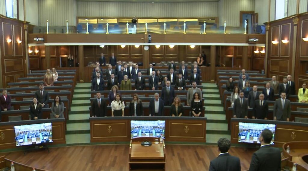 Kuvendi i Kosovës ka mbajtur një minutë nderimi për viktimat e masakrës në Mejë në 27-vjetorin e saj.